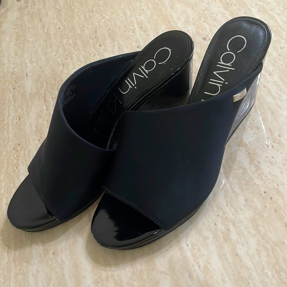 Size 10 Calvin Klein beanka Wedges black patent